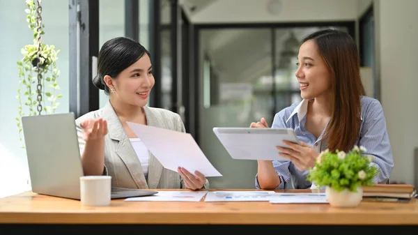 Feliz Millennial Asiática Empleada Oficina Trabajando Discutiendo Plan Lluvia Ideas —  Fotos de Stock