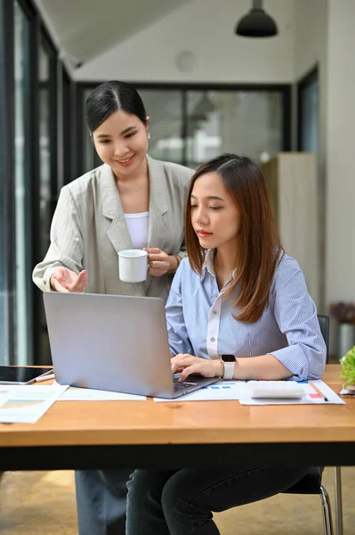 아리따운 매력적 아시아 사무직 근로자가 그녀의 상사와 노트북 컴퓨터를 사용하여 — 스톡 사진