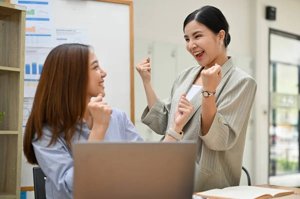 아시아 여성들은 사업의 성공을 축하하고 성공을 거두고 사무실에서 기쁨으로 비명을 — 스톡 사진