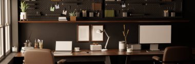 Siyah tahta, kahverengi deri ofis sandalyeleri olan siyah duvarlı masanın üzerinde kırtasiye, laptop ve bilgisayar modeliyle modern çatı katı çalışma alanı. 3d görüntüleme, 3d illüstrasyon