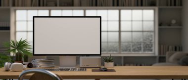 Arka planda bulanık oturma odasına karşı masaüstü bilgisayar beyaz ekran modeliyle modern ofis masası. 3d görüntüleme, 3d illüstrasyon