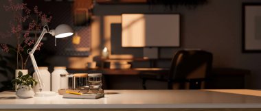 Yakın plan görüntü, ürün ekranınız için alanı kopyalayın masa üstü lambası ve dekor ile modern çalışma istasyonunun bulanık arka planına karşıdır. 3d görüntüleme, 3d illüstrasyon