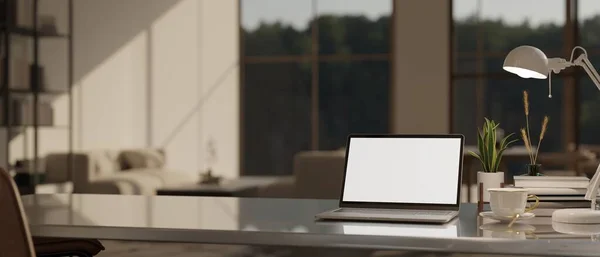 现代家庭工作台台面配备笔记本电脑 白屏模型 咖啡杯 并在模糊的客厅背景下复制空间 3D渲染 3D说明 — 图库照片