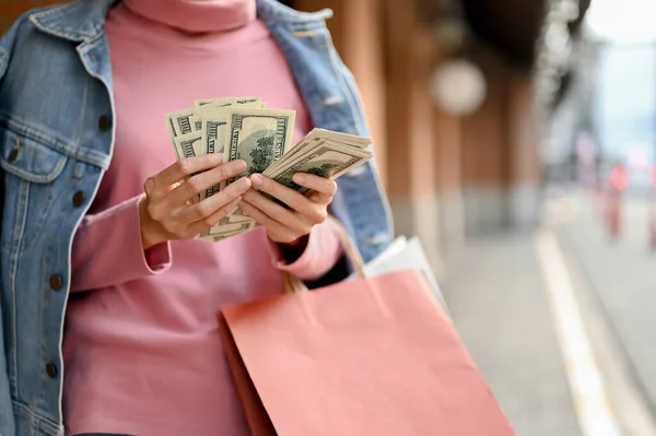 豪華で裕福な女性は ショッピングモールで買い物をしながら現金を数え 米ドル紙幣を保持しています 切り取られた画像 — ストック写真