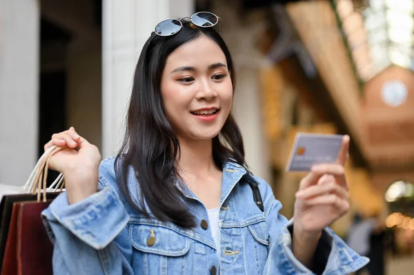 Mooie Jonge Aziatische Vrouw Met Een Creditcard Het Dragen Van — Stockfoto