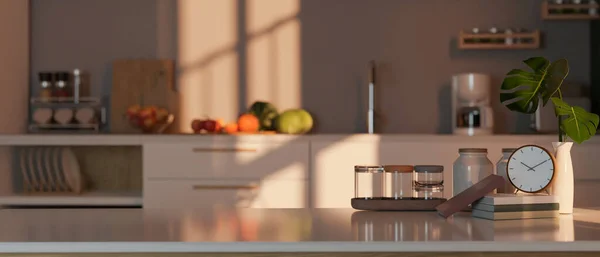 背景に製品と白のカウンター コーヒーメーカー 台所用品や果物のためのコピースペースと白いトップテーブルと居心地の良いモダンなキッチンルーム 3Dレンダリング 3Dイラスト — ストック写真