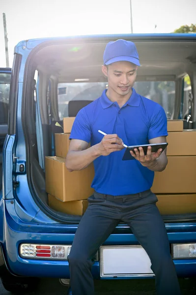 Entrega Hombre Azul Paquete Control Uniforme Tableta Antes Enviar Cliente — Foto de Stock