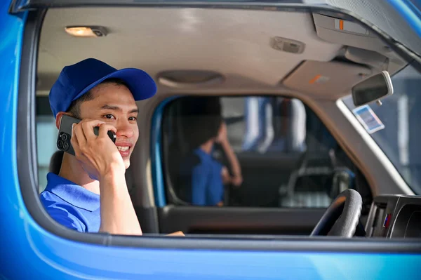 Repartidor Asiático Uniforme Azul Llamando Cliente Mientras Está Sentado Furgoneta — Foto de Stock