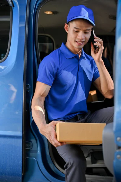Hombre Reparto Asiático Uniforme Azul Llamando Cliente Antes Dar Paquete — Foto de Stock