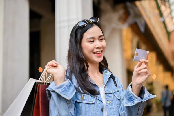 Mooie Jonge Aziatische Vrouw Met Credit Card Het Dragen Van — Stockfoto