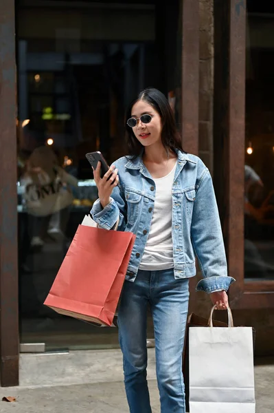 Portret Jonge Aziatische Vrouw Met Smartphone Het Dragen Van Boodschappentassen — Stockfoto