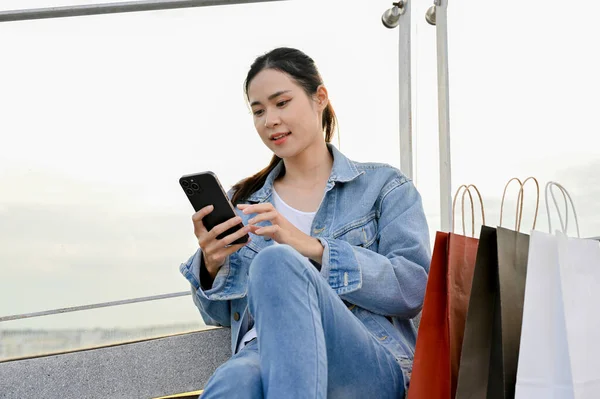 Güzel Genç Asyalı Kadın Alışveriş Merkezinin Çatısında Dinlenirken Akıllı Telefonunu — Stok fotoğraf