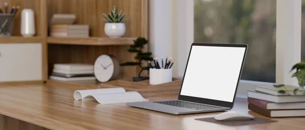 侧视图 笔记本电脑的白色屏幕模型在木制桌子上 窗户上有装饰 简约的工作空间 3D渲染 3D说明 — 图库照片