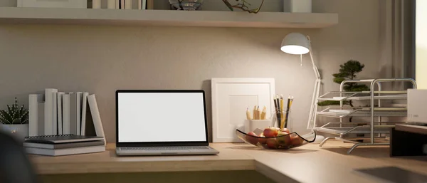 Άνετος Και Ελάχιστος Χώρος Εργασίας Laptop Λευκή Οθόνη Mockup Επιτραπέζιο — Φωτογραφία Αρχείου