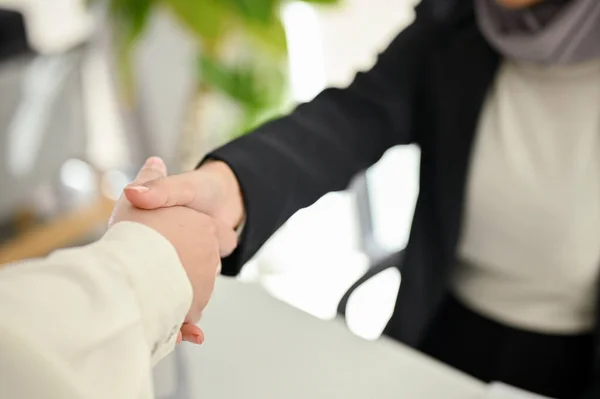 会議でビジネスパートナーと握手をするイスラム教徒のビジネス女性のクローズアップイメージ 多様なビジネスマンのコンセプト — ストック写真