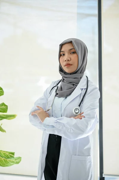Professionell Muslimsk Kvinnlig Läkare Uniform Och Hijab Står Sjukhuset Armarna — Stockfoto