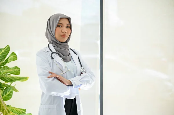 Profissional Elegante Médico Muçulmano Uniforme Hijab Fica Hospital Braços Cruzados — Fotografia de Stock