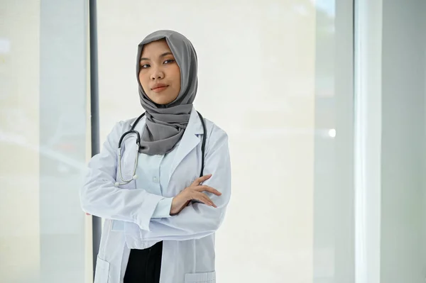 Profissional Muçulmano Médico Uniforme Hijab Fica Hospital Braços Cruzados Olhando — Fotografia de Stock