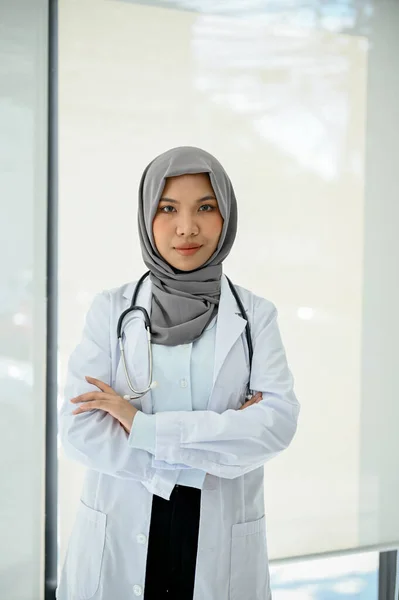 Portre Üniformalı Tesettürlü Profesyonel Müslüman Kadın Doktor Kollarını Kavuşturup Kameraya — Stok fotoğraf