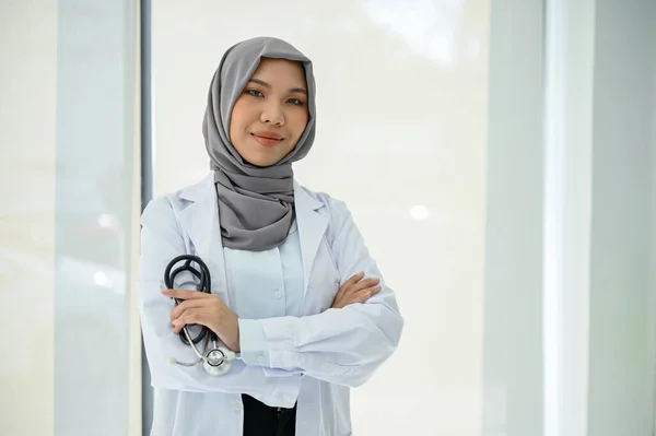 Üniformalı Tesettürlü Profesyonel Müslüman Kadın Doktor Hastanede Duruyor Kollarını Kavuşturup — Stok fotoğraf