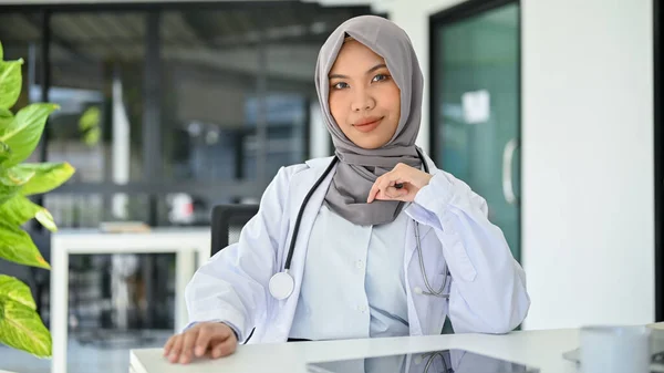 Profissional Elegante Asiático Muçulmano Médico Feminino Uniforme Hijab Senta Sua — Fotografia de Stock