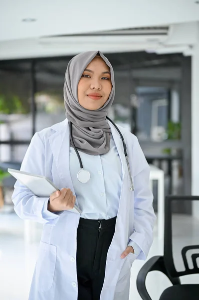 Retrato Profissional Jovem Asiático Muçulmano Feminino Médico Uniforme Hijab Segurando — Fotografia de Stock