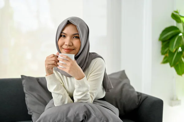 Encantadora Bela Jovem Mulher Muçulmana Asiática Hijab Segurando Uma Caneca — Fotografia de Stock