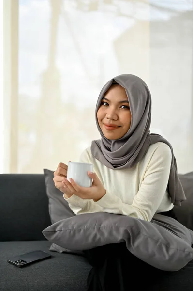 Retrato Atraente Bela Jovem Mulher Muçulmana Asiática Hijab Segurando Uma — Fotografia de Stock