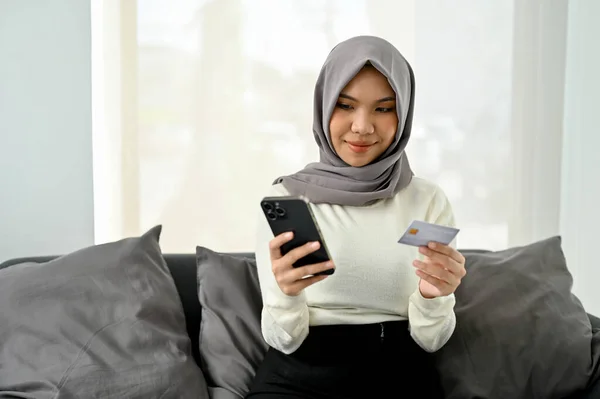 Mooie Jonge Aziatische Moslim Vrouw Dragen Hijab Met Een Creditcard — Stockfoto