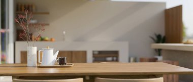İskandinav minimalist ev mutfağı beyaz ve ahşap stili. Ürün sergisi için ahşap yemek masasında yer var. Görüntüyü yaklaştır. 3d görüntüleme, 3d illüstrasyon