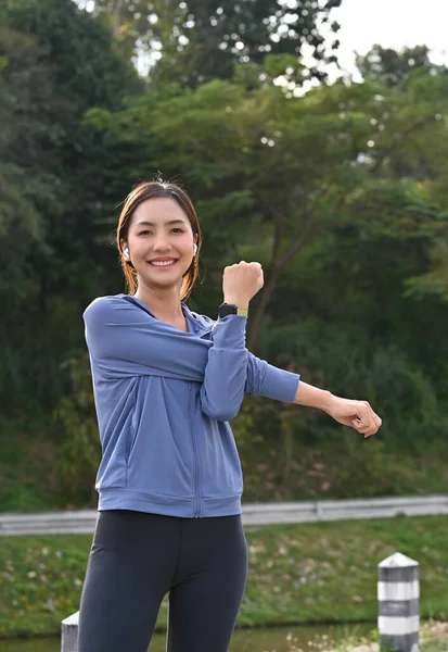Portre Spor Giyimli Mutlu Sağlıklı Genç Asyalı Kadın Kollarını Açıyor — Stok fotoğraf