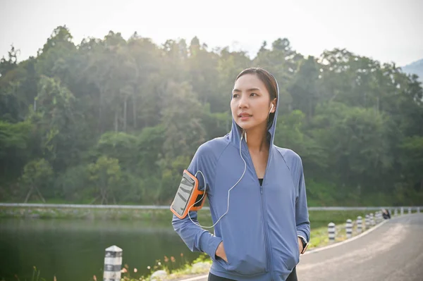 Spor Giyimli Azimli Aktif Asyalı Kadın Doğa Parkında Sokakta Duruyor — Stok fotoğraf