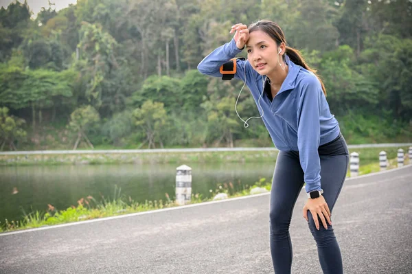 Güzel Bir Parkta Spor Giyim Kuşağında Koşan Yorgun Asyalı Kadın — Stok fotoğraf
