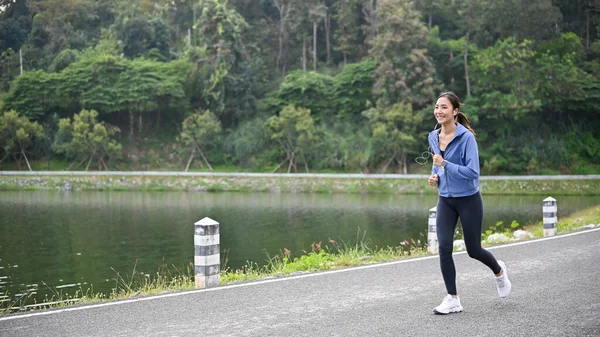 Çekici Zayıf Asyalı Kadın Spor Kıyafetleriyle Koşuyor Sabah Güzel Doğa — Stok fotoğraf