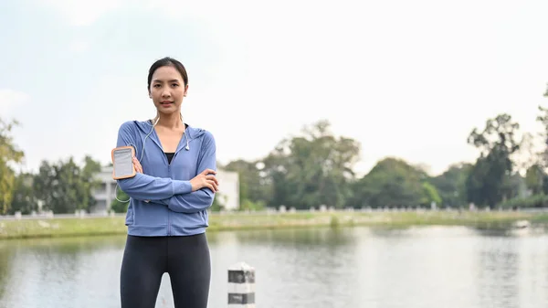 Spor Kıyafetleri Giymiş Sağlıklı Zayıf Kendinden Emin Genç Asyalı Bir — Stok fotoğraf