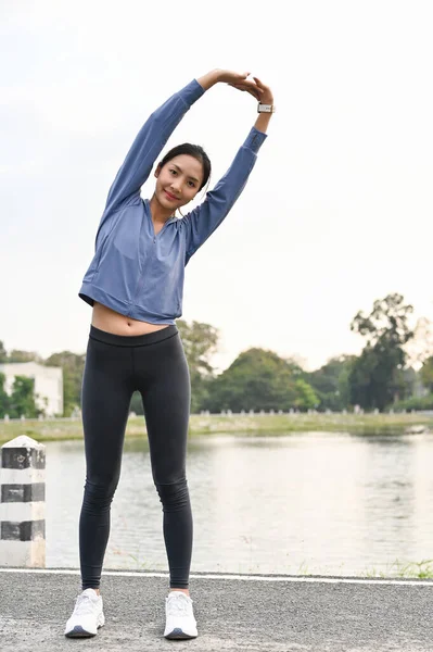 Portre Spor Kıyafetli Çekici Genç Asyalı Kadın Kollarını Esnetiyor Sabah — Stok fotoğraf