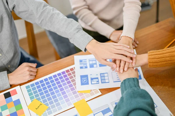 Visão Superior Equipe Desenvolvedores Designer Colocando Mãos Juntas Reunião Brainstorming — Fotografia de Stock