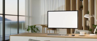 Bilgisayarının bilgisayar modeli, masa lambası ve aksesuarları ahşap masada olan modern minimal çalışma istasyonu. 3d görüntüleme, 3d illüstrasyon