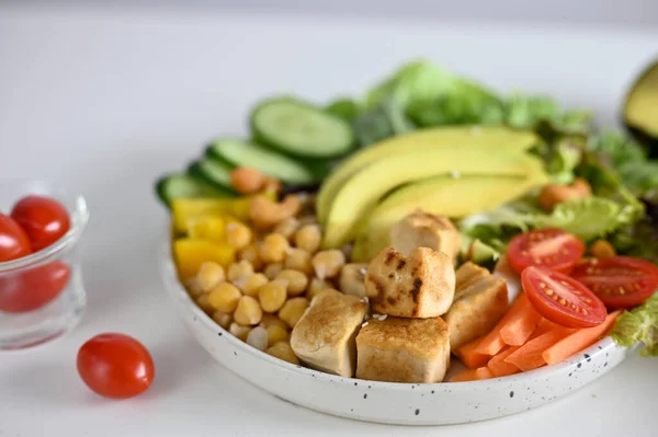 Close Image Healthy Salad Mixed Grilled Tofu Chickpea Tomatoes Avocado — Foto de Stock
