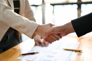 Professional businessman shaking hand with his business partner in the meeting. business negotiation concept. cropped and close-up hand image