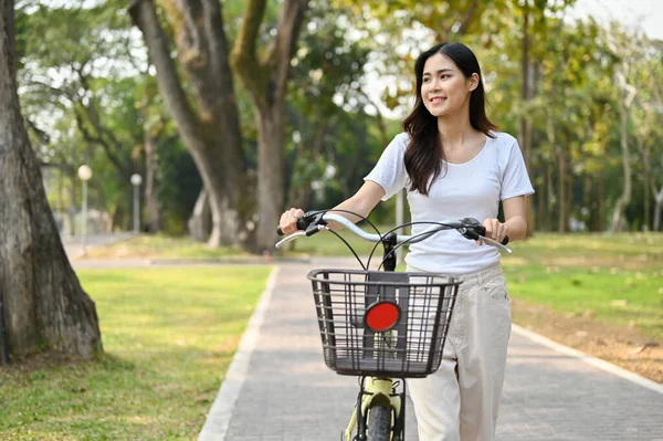 Chill Relaxed Young Asian Woman Walking Sidewalk Her Bicycle Beautiful —  Fotos de Stock