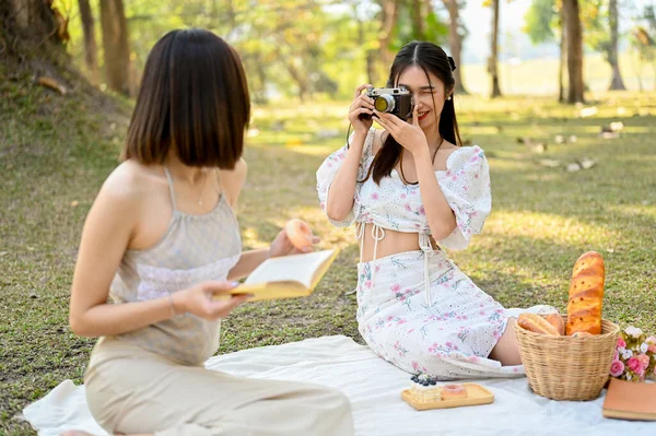 Duas Jovens Mulheres Asiáticas Atraentes Desfrutando Piquenique Tarde Parque Juntas — Fotografia de Stock