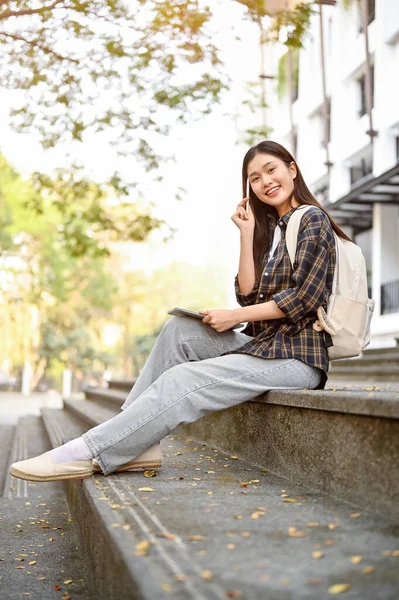 Retrato Una Hermosa Bonita Estudiante Universitaria Asiatica Ropa Casual Moda Foto de stock 638987178 BongkarnGraphic