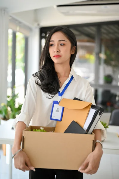 一个悲伤的亚洲女职员拿着一个纸板箱和她的东西走出公司的画像 事业失败 — 图库照片