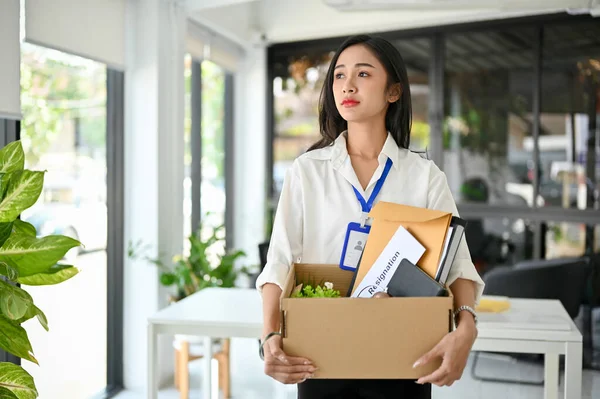 悲伤欲绝的是 千禧年的亚洲女性办公室职员背着她的归属感 被老板解雇 事业失败 — 图库照片