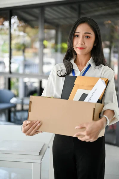 Portrait Sad Unemployed Millennial Asian Female Office Worker Holding Cardboard — Stock fotografie