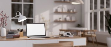 Laptop beyaz ekran maketi, masa lambası, kırtasiye malzemesi ve dekorasyonlu çalışma alanı minimum konforlu oturma odasında. 3d görüntüleme, 3d illüstrasyon