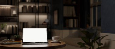 Geceleri, portatif tablet beyaz ekran maketi ve dekorasyonu olan modern karanlık bir odada çalışma alanı. 3d görüntüleme, 3d illüstrasyon