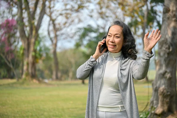 Šťastný Starý Asijské Žena Ležérní Oblečení Mává Rukou Dělat Ahoj — Stock fotografie