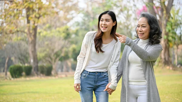 Feliz Sorridente Avó Asiática Gosta Conversar Com Seu Lindo Neto — Fotografia de Stock